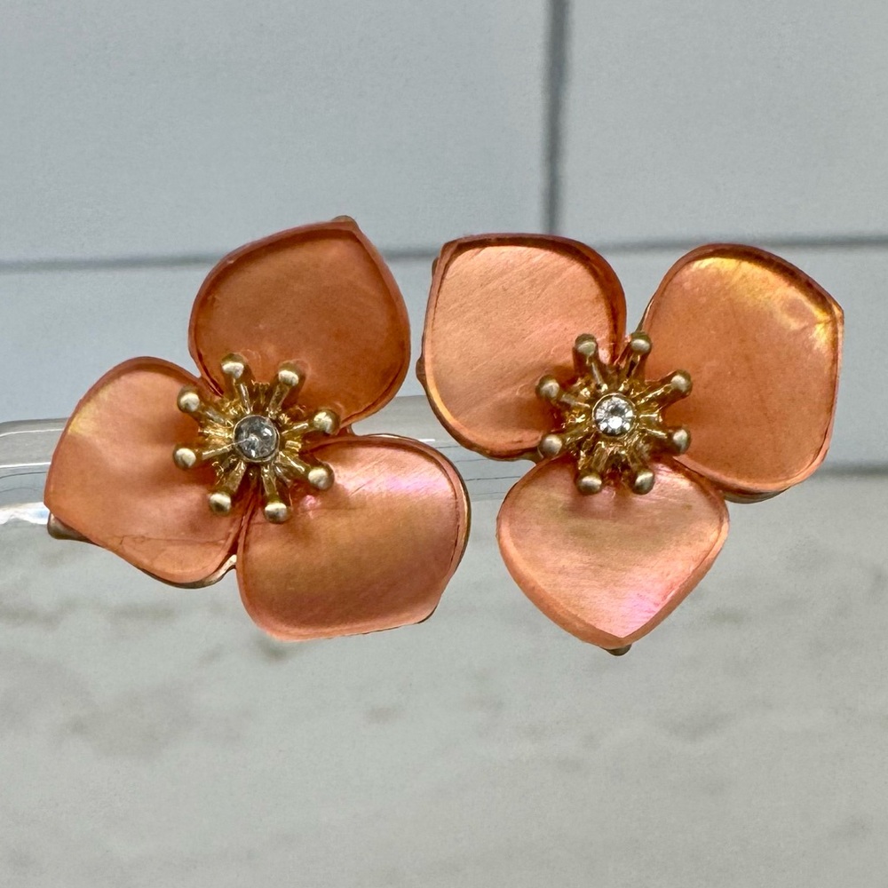 Anthropologie Peach Pink Flower Stud Earrings ๐บ Gold-Tone & Crystal Accents - Picture 2 of 3